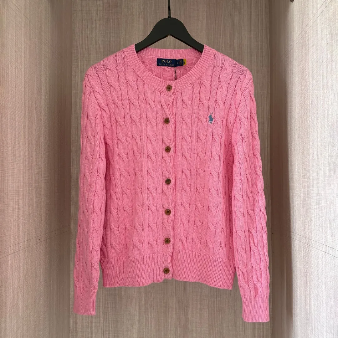 P220 RALPH LAUREN Ralph Lauren sixteen colors classic small label embroidery hemp cardigan round neck long sleeve button knitted sweater men's and women's tops Size: S M L It is made of pure cotton yarn and multi-knitted pure cotton, which is skin-friendly and comfortable. Small label war horse embroidery twist button round neck cardigan sweater🐎High quality. Follow the blogger to learn how to wear it! Let’s buy a Ralph Lauren cable sweater. It’s a super hard-to-find series after it became popular. It’s hard to find one on the official website. It’s simple and practical, has a lazy and loose feel, soft and delicate feel, and has a loose fit. Whether worn alone or layered, you can wear a simple one to create different styles of fashion!